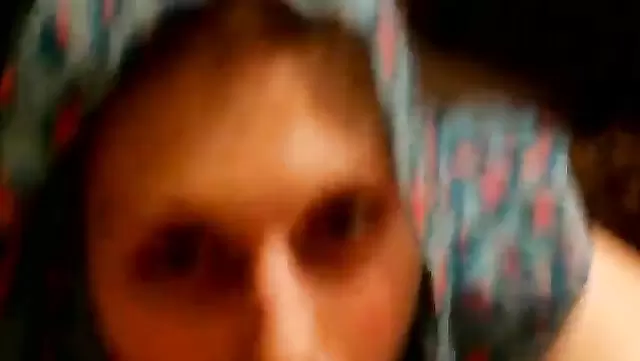 Ein türkischer Typ bläst seiner geilen Frau einen.