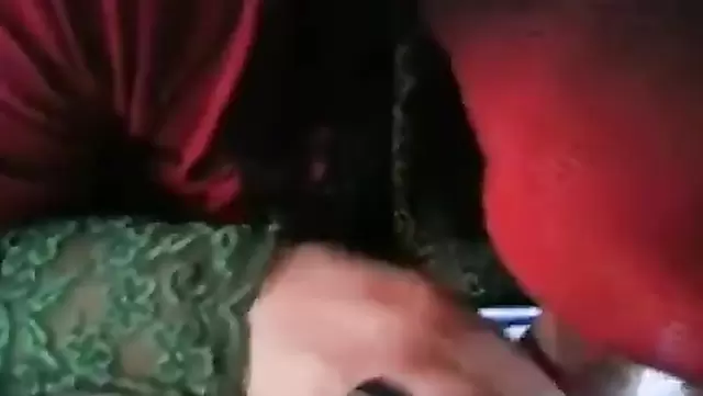Türkische Ehefrau hilft ihrem Nachbarn beim Abspritzen.