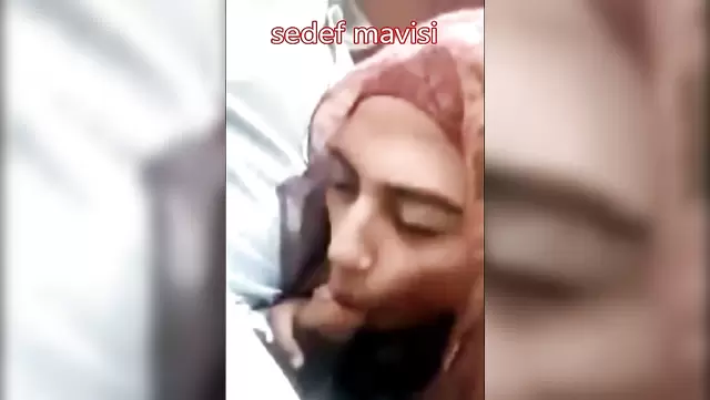 Eine junge Ehefrau bläst einem türkischen Kerl einen.