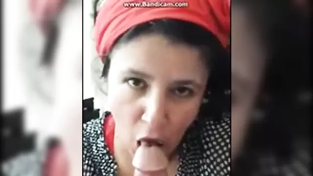 Eine türkische Göre bläst ihrem jungen Nachbarn einen.