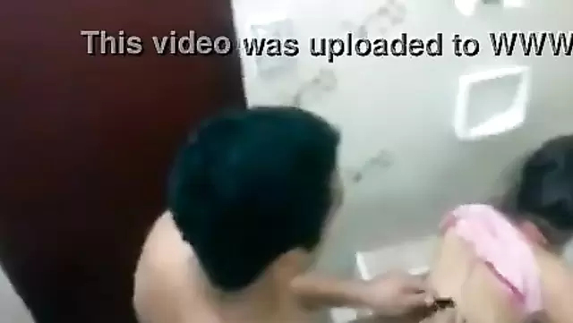 Eine brünette Frau wurde schnell von einem türkischen Kerl auf der Toilette durchgefickt.